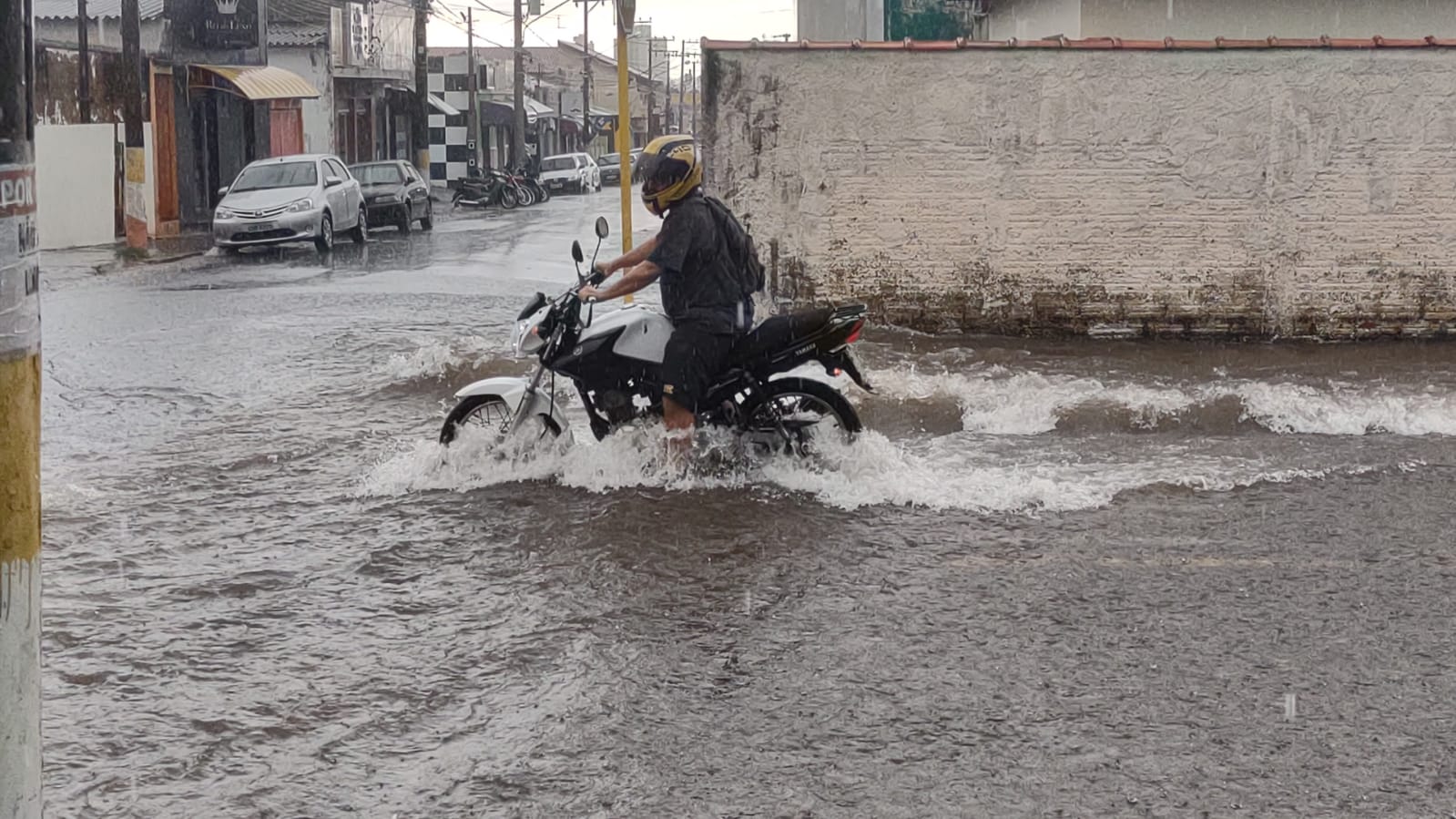 Chuva forte deixa ruas alagadas e causa transtornos em Avaré Jornal