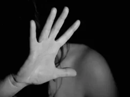 Mãe é presa em Botucatu após abandonar filha de 12 anos para ir a bailão e agredi-la na volta