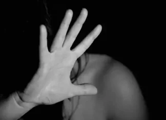 Mãe é presa em Botucatu após abandonar filha de 12 anos para ir a bailão e agredi-la na volta