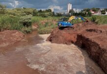 Prefeitura está fazendo limpeza no Ribeirão Lajeado