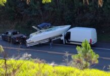 Lancha se desprende de carro e atinge furgão em Itaí