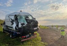 Motorista morre após bater furgão na traseira de caminhão em Ourinhos