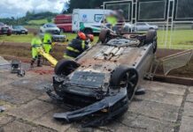 Carro desgovernado invade estacionamento de hotel em Botucatu
