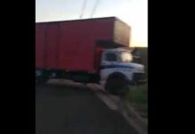 Motorista alcoolizado causa estragos em casas e carros