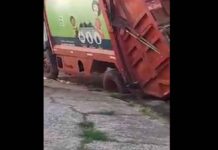 Caminhão de lixo encalha em buraco