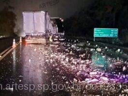Acidente entre caminhão e carreta deixa vítima ferida e fecha rodovia de Itaí