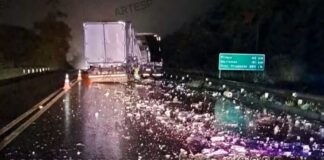 Acidente entre caminhão e carreta deixa vítima ferida e fecha rodovia de Itaí