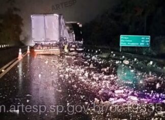 Acidente entre caminhão e carreta deixa vítima ferida e fecha rodovia de Itaí