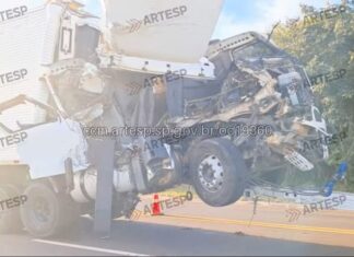 Acidente entre carretas interdita trecho da Raposo Tavares em Piraju