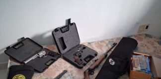 Polícia apreende armas e munições durante mandado de busca em investigação de violência doméstica