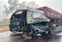 Grave colisão entre carretas deixa motorista preso às ferragens no Trevo de Itaí