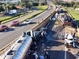Engavetamento com 10 veículos interdita pista e deixa feridos na SP-225 em Jaú