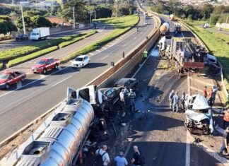 Engavetamento com 10 veículos interdita pista e deixa feridos na SP-225 em Jaú