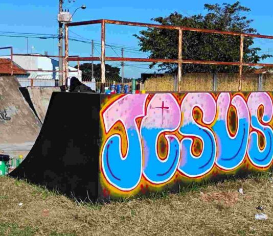 Nome de “Jesus” é retirado de pista de skate revitalizada pela comunidade por “falta de autorização”