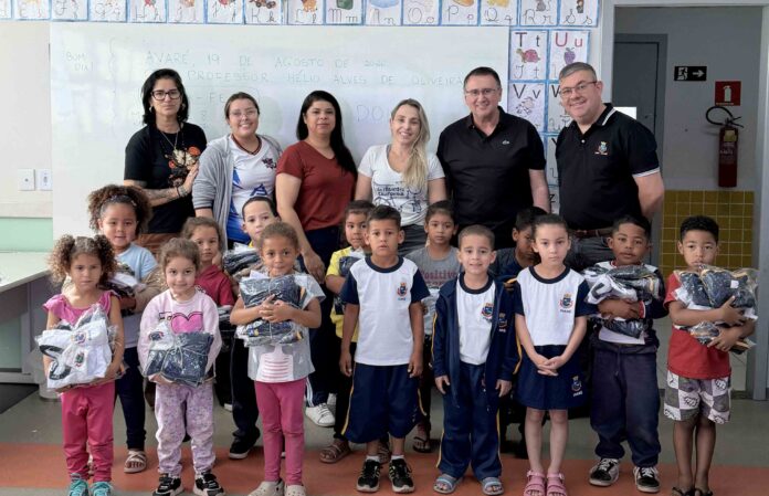 O prefeito Roberto Araujo com o secretário César, professoras e alunos