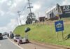 Veículo sobe em barranco na SP-255 em Avaré