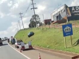 Veículo sobe em barranco na SP-255 em Avaré