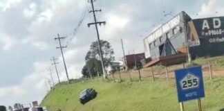 Veículo sobe em barranco na SP-255 em Avaré