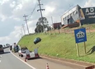 Veículo sobe em barranco na SP-255 em Avaré