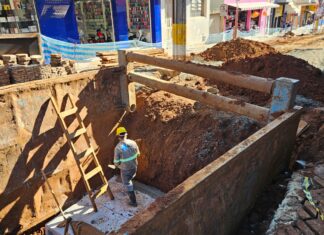 Obra contra enchentes chega ao cruzamento com a Rua Alagoas