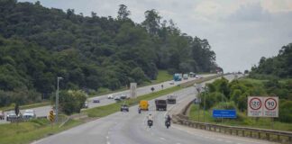 Capotamento mobiliza equipes de resgate; vítimas foram ejetadas de carro
