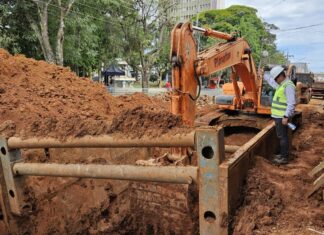 Obra contra enchentes segue com instalação de galeria pluvial na Rua Alagoas