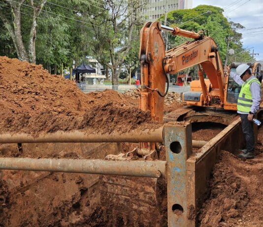 Obra contra enchentes segue com instalação de galeria pluvial na Rua Alagoas