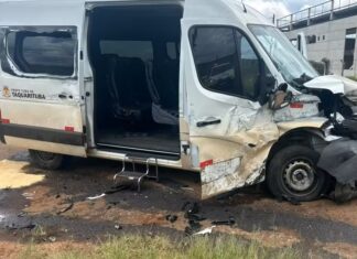 Acidente na SP-255: Van com pacientes de hemodiálise colide com caminhão-guincho em Avaré